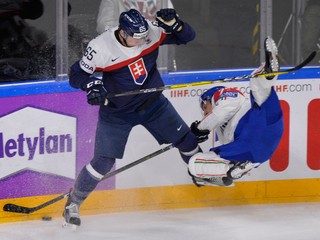 Slovenský obranca Michal Čajkovský (vľavo) v súboji s Diegom Kostnerom.