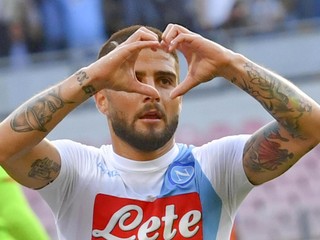 Hráč Neapola Lorenzo Insigne sa teší z gólu do siete Cagliari.