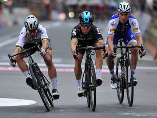 Poliak Kwiatkowski (uprostred) porazil Sagana v záverečnom šprinte na klasike Miláno - San Remo 2017.
