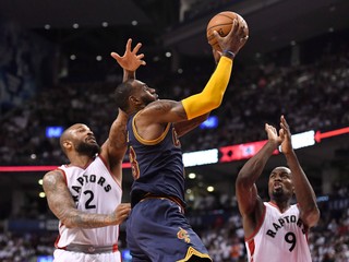 LeBron James (uprostred) bol opäť kľúčovým hráčom Clevelandu pri víťazstve.