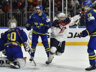 J.T. Compher (v strede) sa raduje zo svojho gólu na 4:3.