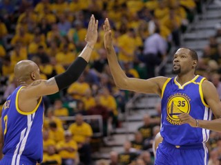 Kevin Durant (vpravo) z Golden State sa počas zápasu teší so spoluhráčom Davidom Westom.