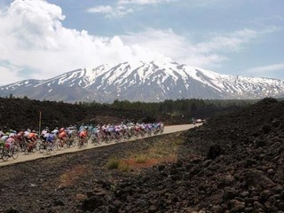 Cyklistov na Gire čaká prvá horská etapa. Finišovať budú pod kráterom sopky