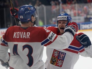 Českí hokejisti Jan Kovář a Jakub Jeřábek sa tešia z gólu do siete Fínska.