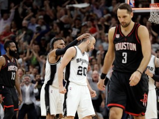 Hráči San Antonia sa radujú z výhry nad Houstonom.