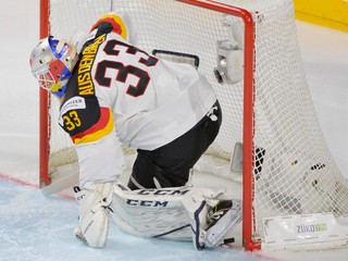 Nemecký brankár Danny Aus den Birken, ktorý po prvom góle Slovákov nahradil Thomasa Greissa, smúti po presnej trefe Libora Hudáčka.