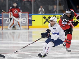 Kanaďan Wayne Simmonds (vpravo) nahadzuje puk do útočného pásma cez Francúza Yohanna Auvitua.