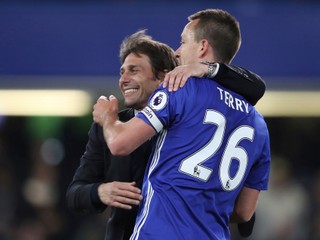 Antonio Conte sa so svojím zverencom Johnom Terrym teší z víťazstva nad Middlesbrough v predchádzajúcom kole.