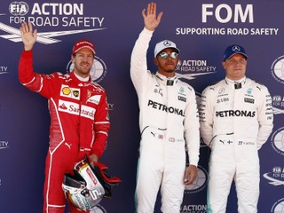 Zľava Sebastian Vettel, Lewis Hamilton a Valtteri Bottas.
