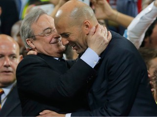 Zinedine Zidane (vpravo) so šéfom madridského klubu Florentinom Perezom.
