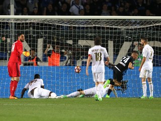 Andrea Conti (druhý sprava) strieľa prvý gól v stretnutí medzi Atalantou a AC Milánom.