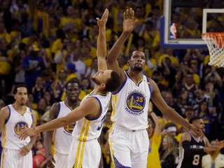 Hráči Golden State Warriors Stephen Curry (vľavo) a Kevin Durant (35) nastrieľali v zápase 74 bodov.