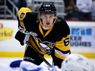 Hokejista Pittsburghu Penguins Carl Hagelin už začal trénovať po zranení.