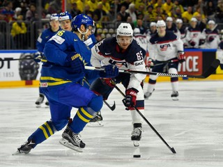 Švédsky hokejista Marcus Kruger pri obrannom zákroku v zápase proti USA.