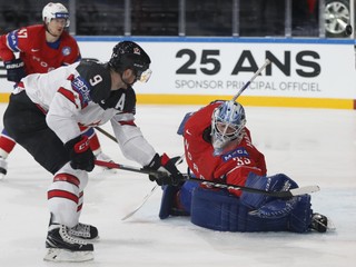 Nórsky brankár Henrik Haukeland zasahuje pri šanci Matta Duchenea.