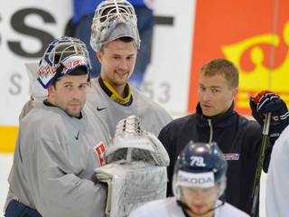 Ján Laco (vľavo) spolu s Jaroslavom Janusom a trénerom brankárom Petrom Kosom počas pondelňajšieho tréningu slovenskej reprezentácie na MS v hokeji 2017.