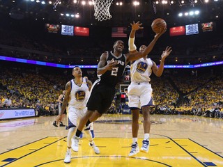 Na snímke uprostred hráč Spurs Kawhi Leonard strieľa na kôš v prvom zápase finále Západnej konferencie play off basketbalovej NBA.
