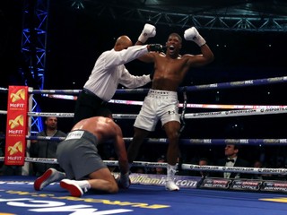 V aprílovom zápase poslal Anthony Joshua (vpravo) Vladimira Klička k zemi.