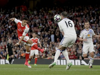 Alexis Sánchez (vľavo) strieľa rovno do Johna O'Shea.