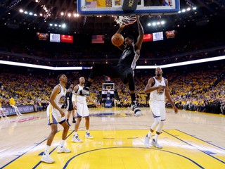 Dewayne Dedmon zo San Antonia zakončuje, celkovo však boli lepší hráči Golden State.