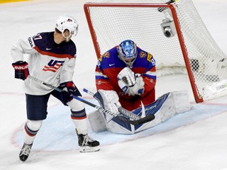 Na snímke z posledného zápasu základnej skupiny kryje ruský brankár Andrej Vasilevskij puk pred americkým útočníkom Andersom Leem.