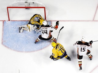 Hokejisti Anaheimu Ducks strieľajú v noci zo štvrtka na piatok víťazný gól v predĺžení do siete Nashvillu Predators.