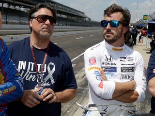 Fernando Alonso (vpravo) a Michael Andretti, majiteľ auta, v ktorom bude jazdiť.