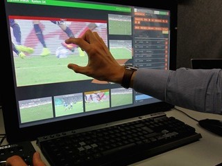 FIFA bude tento rok testovať videotechnológiu na troch turnajoch