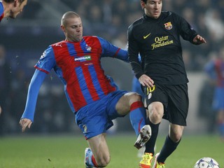 Futbalista Viktorie Plzeň David Bystroň a hráč FC Barcelony Lionel Messi bojujú o loptu   počas zápasu H-skupiny Ligy majstrov  1. novembra 2011 v Prahe.