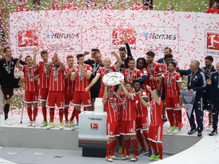 Philipp Lahm a Xabi Alonso zdvihli po poslednom zápase svojich kariér spoločne nad hlavu majstrovskú trofej.