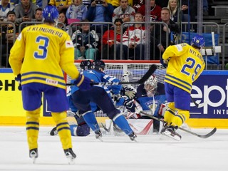 William Nylander (s číslom 29) strieľa gól do siete Fínska.