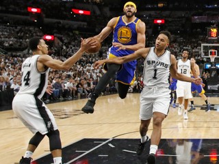 Basketbalisti Golden State Warriors triumfovali v noci na nedeľu v treťom dueli finále play-off Západnej konferencie NBA na palubovke San Antonia Spurs 120:108.