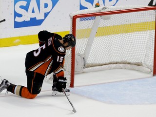 Kapitán zámorského hokejového klubu NHL Anaheim Ducks Ryan Getzlaf dostal od vedenia súťaže pokutu 10-tisíc dolárov.