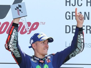 Maverick Viňales pózuje s trofejou za víťazstvo na Veľkej cene Francúzska.