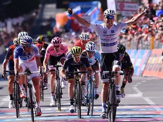 Pätnástu etapu na Gire vyhral Jungels, Dumoulin obhájil svoju pozíciu