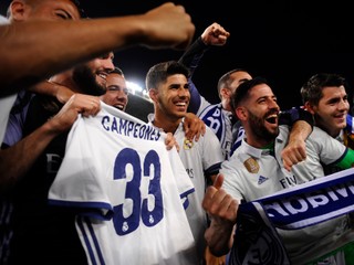 Futbalisti Realu Madrid oslavujú zisk majstrovského titulu.