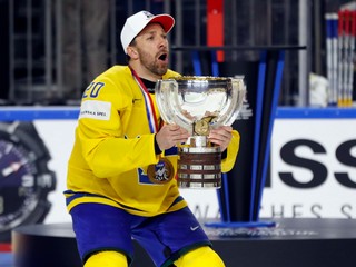 Švédsky kapitán Joel Lundqvist preberá majstrovskú trofej.