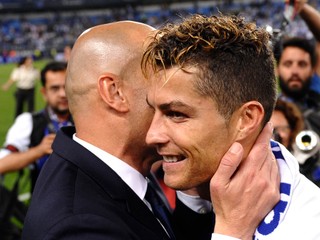 Cristiano Ronaldo v objatí s trénerom Zinedinom Zidanom.