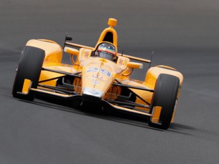 Zažíva svoju premiéru. Alonso siahal na pole position na 500 míľ Indianapolis