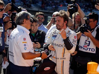 Alonso môže dosiahnuť to, čo sa dosiaľ podarilo iba šiestim pretekárom