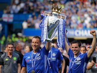 John Terry (v popredí vľavo).