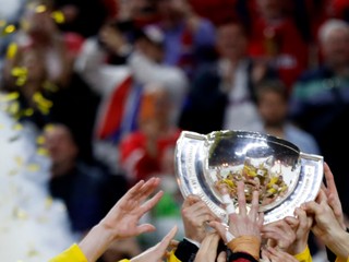 Hokejisti Švédska dvíhali nad hlavu majstrovský pohár.