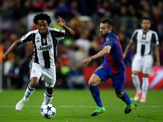 Juan Cuadrado (vľavo) pomohol Juventusu vyradiť Barcelonu v tohtosezónnej edícii Ligy majstrov.