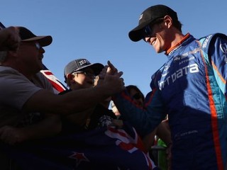 Automobilového pretekára prepadli ozbrojení útočníci vo veku 14 a 15 rokov