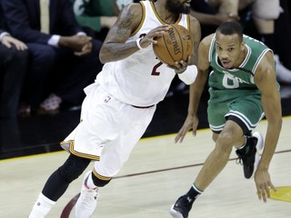 Hviezdou domácich nebol LeBron. Ale Kyrie Irving (vľavo).