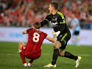 Steven Gerrard (vľavo) je legendou liverpoolskeho klubu.