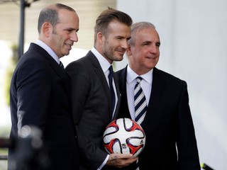 Bývalý anglický futbalista David Beckham (uprostred), vľavo komisár MLS Don Garber a vpravo starosta Miami-Dade County Carlos Gimenez pózujú s futbalovou loptou  na konferencii o rozšírení zámorskej Major League Soccer (MLS) o nový klub v Miami, ilustračná snímka.
