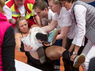 Nemecká tenistka Laura Siegemundová v opatere lekárov a zdravotníkov po zranení v zápase s Češkou Barborou Krejčíkovou na turnaji WTA v nemeckom Norimbergu.