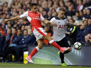 Kieran Trippier (vpravo) z Tottenhamu bojuje o loptu s hráčom Arsenalu Alexisom Sánchezom.