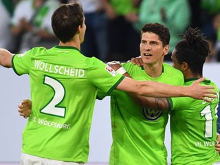 Wolfsburg bojuje o udržanie sa v Bundeslige, v prvom barážovom zápase uspel